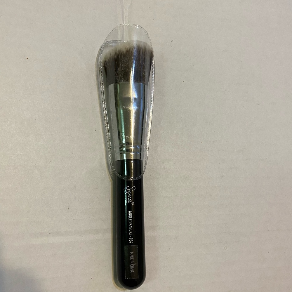 Sigma F84 Angled Kabuki Makeup Brush